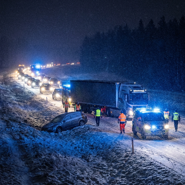 Olycksplats med lastbil och utryckningsfordon på isig väg