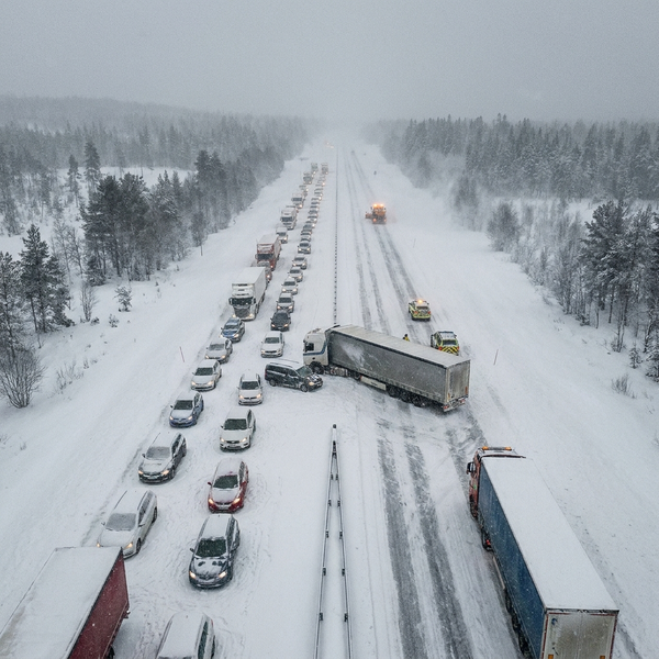 Flygbild över stillastående trafik i snöstorm